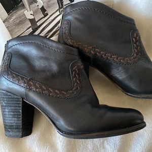 ✨Ugg Genuine Leather Ankle Boots